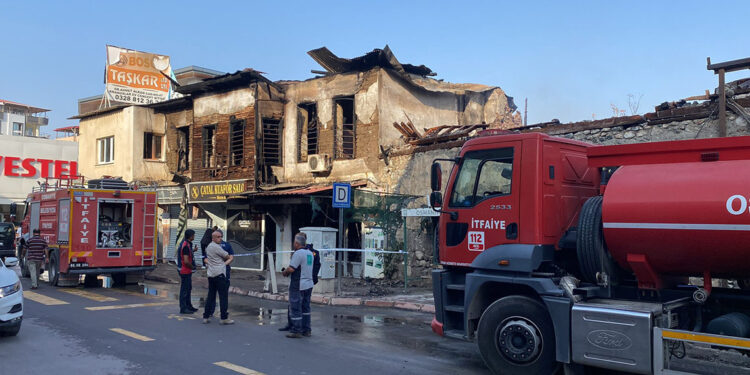 Osmaniye'de tarihi konak ile altındaki 3 iş yeri yandı