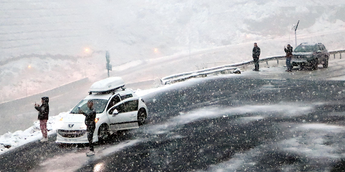 Türkiye’nin önemli kış turizmi merkezlerinden olan Uludağ ve Palandöken'e lapa lapa kar yağdı.