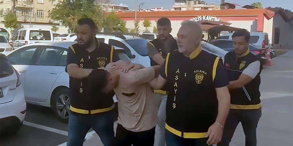 Adana’da tekstil işçileri Mustafa Nama (66) ile Ahmed el-Hüseyin (27), bir yıl boyunca patronları ve mesai arkadaşlarının cuma namazına gittiği saatlerde yaklaşık 7 milyon lira değerinde 500 top kumaşı çaldı.