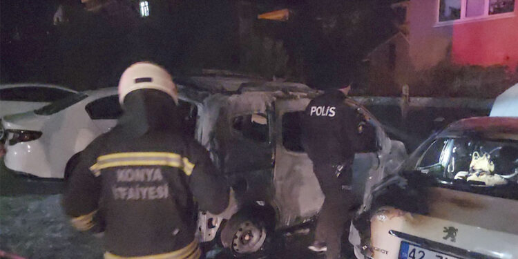 Polis memurunun aracı kundaklandı