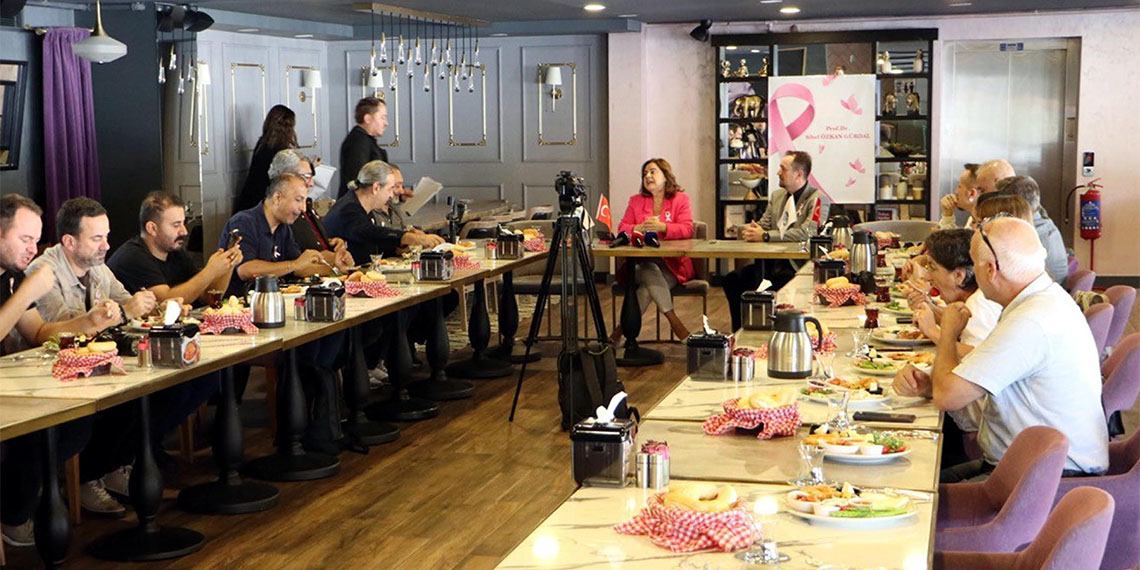 Erkekler meme kanseri olma ihtimallerini hiç düşünmüyorlar, Halbuki erkekler de meme kanseri olabilir. Meme kanseri eski yıllara göre erkeklerde daha fazladır.