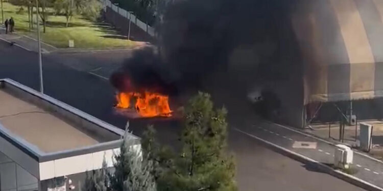 Park halindeki otomobil alev aldı; o anlar kamerada