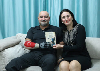 Protezle ayağa kalkan gazinin hayatını eşi kitaplaştırdı