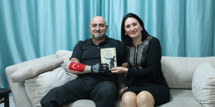 Protezle ayağa kalkan gazinin hayatını eşi kitaplaştırdı