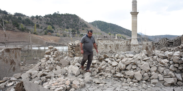 Pusat köyü, suların çekilmesiyle yeniden gün yüzüne çıktı