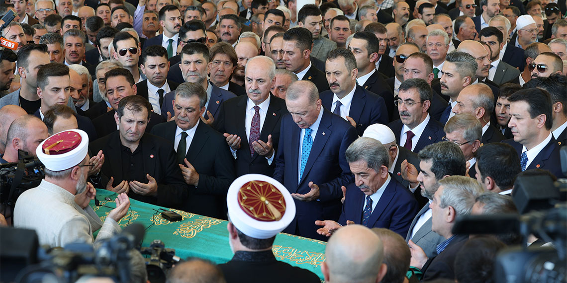 Ankara'da tedavi gördüğü hastanede yaşamını yitiren Saadet Partisi Kurucu Genel Başkanı Recai Kutan son yolculuğuna uğurlandı.