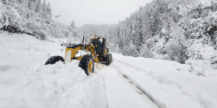 Rize'de 21 köy yolu kardan kapandı
