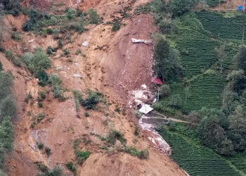 Rize'de heyelan; 2 ev toprak kütlesi altına kaldı