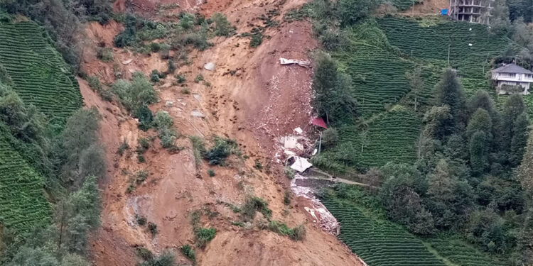 Rize'de heyelan; 2 ev toprak kütlesi altına kaldı