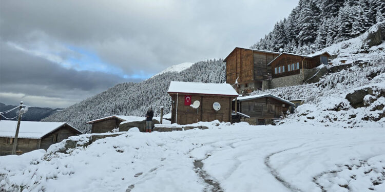 Rize'nin yüksek kesimlerinde kar yağışı
