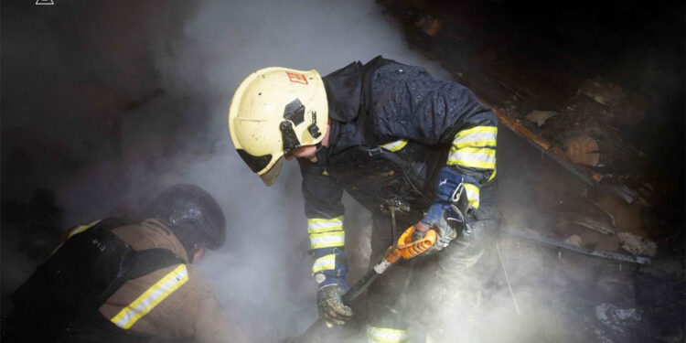 Rusya, Ukrayna'nın Sumy bölgesini vurdu: 3 ölü