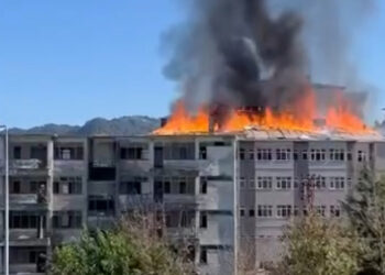 Rize'de boşaltılan rehabilitasyon merkezinin çatısı yandı