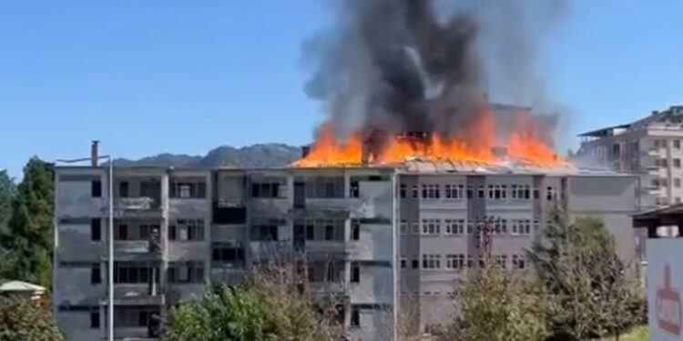 Rize'de boşaltılan rehabilitasyon merkezinin çatısı yandı