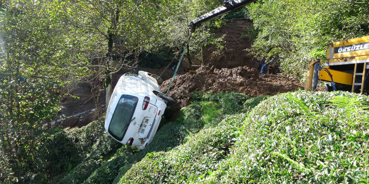 Rize'de heyelan; minibüs uçuruma sürüklendi