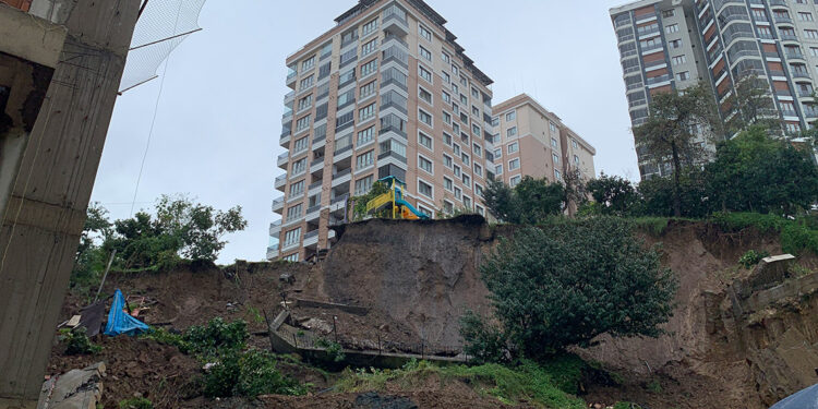 Rize’de, heyelanda sitenin istinat duvarı çöktü