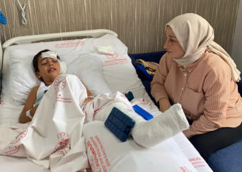 Rize'de okulun demir kapısı üzerine düşen çocuk yaralandı