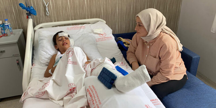 Rize'de okulun demir kapısı üzerine düşen çocuk yaralandı