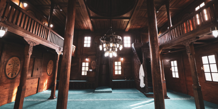 Rize'de restorasyonu tamamlanan tarihi cami ibadete açıldı