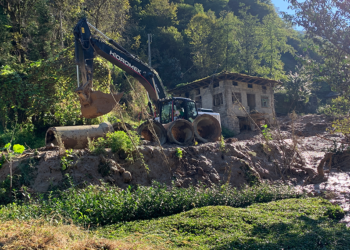 Rize'de sel ve heyelan gitti, çamur kaldı