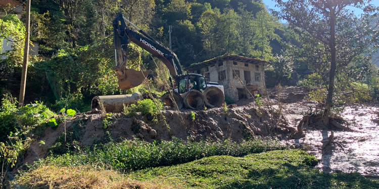 Rize'de sel ve heyelan gitti, çamur kaldı