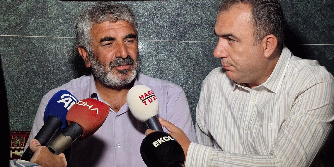 Van’da kaybolduktan 18 gün sonra cansız bedeni bulunan üniversite öğrencisi Rojin Kabaiş'in cenazesi, otopsi işlemlerinin ardından memleketi Diyarbakır’a getirilerek gözyaşları arasında toprağa verildi. Cenazede babası Nizamettin Kabaiş ve bazı yakınları Rojin’in mezarına kapanıp gözyaşı döktü.