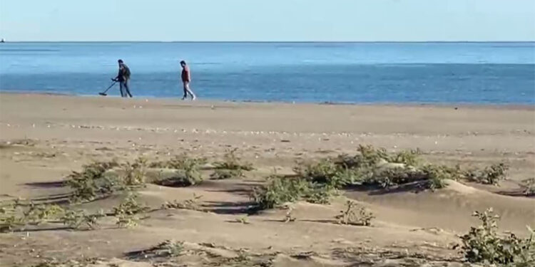 Sahilde dedektörle altın gümüş ve madeni para aradılar