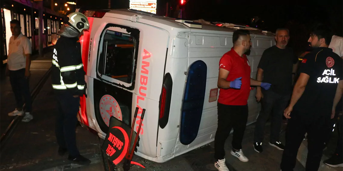 Samsunda tramvay ile ambulans carpisti 356620 98307 - yaşam - haberton