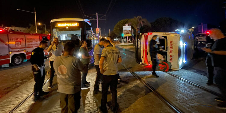 Samsun'da tramvay ile ambulans çarpıştı