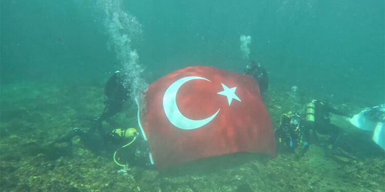 Gençler Göbeklitepe'ye yürüdü, dalgıçlar su altında bayrak açtı