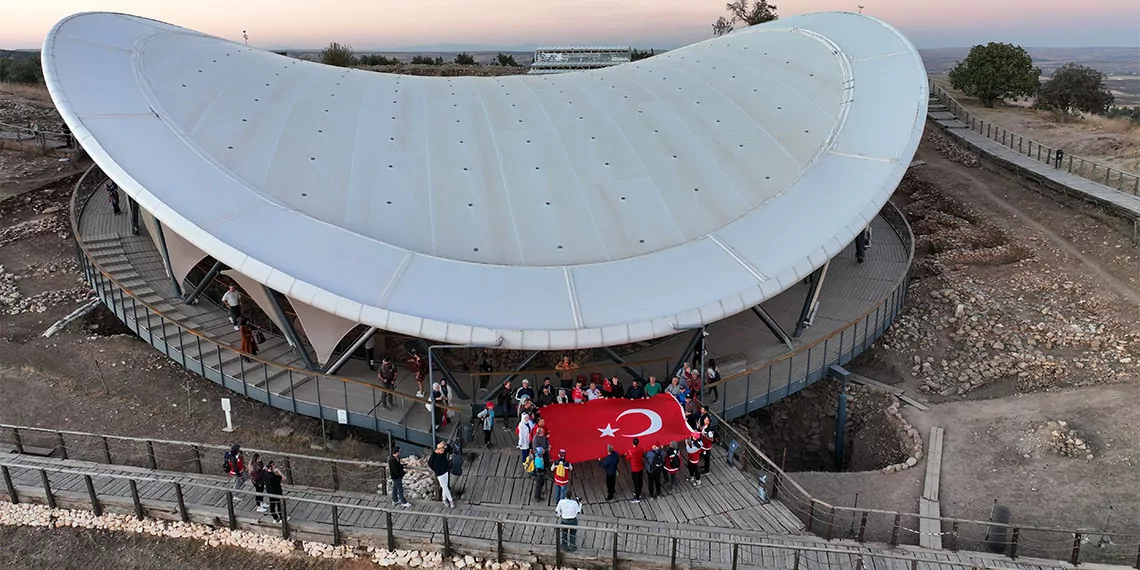 Şanlıurfa’da cumhuriyet bayramı etkinlikleri kapsamında gençler türk bayrağıyla göbeklitepe’ye yürürken, dalgıçlar su altında bayrak açtı.