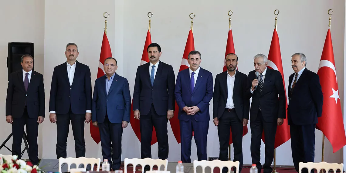 Dem parti ve ak parti devreye girdi, şenyaşar ile yıldız aileleri barıştı. Şanlıurfa'daki barış yemeğine çok sayıda üst düzey yetkili katıldı.