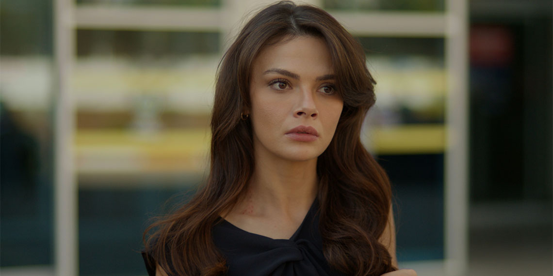 Kanal D’nin yeni projesi ‘Uzak Şehir’ dizisinde başrol oynayan Sinem Ünsal ekranlara geri dönüyor.