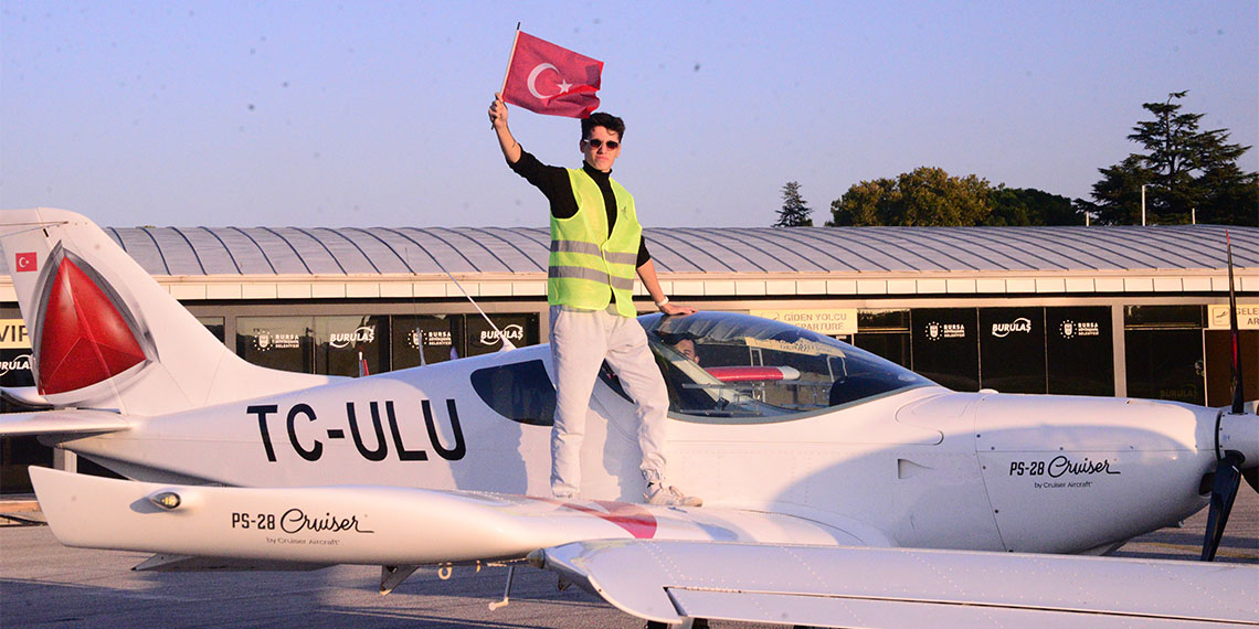 Sivil havacılık uçakları ile apronda ay yıldız figürü oluşturarak, yerli silah sistemlerinin geliştirilmesinde önemli yere sahip TUSAŞ'a destek verdiler.