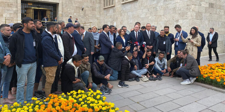 Madenciler meclise ayakkabılarını çıkararak girdi