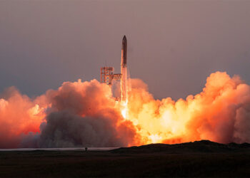 Starship roketi test uçuşunda başarılı iniş yaptı