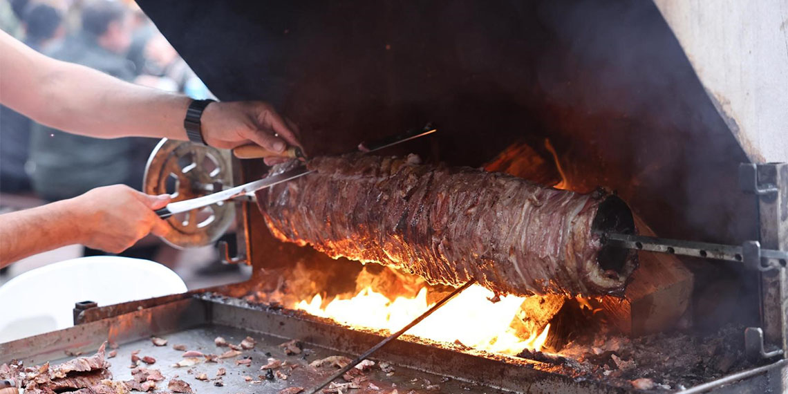 Sultangazi Belediyesi Anadolu’nun kültürel zenginliklerini tanıtan etkinliklere ev sahipliği yapmaya devam ediyor. Malatya’nın ardından, Erzurum’un ünlü lezzetleri ve kültürel mirası, 5'inci Geleneksel Kadim Şehir Erzurum Yöresel Günleri ile ilçe sakinleriyle buluştu.