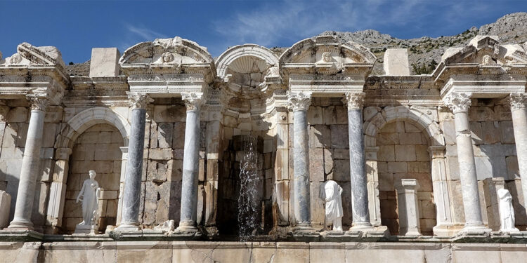 Kibyra Antik Kenti'ndeki antik çeşme dikkat çekiyor