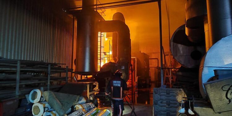 Sakarya'da fabrikada çıkan yangın, büyümeden söndürüldü