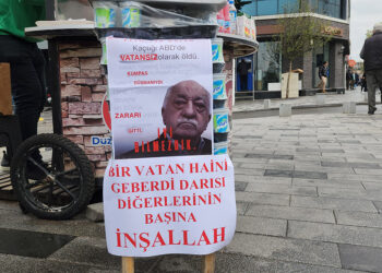 Seyyar tezgahına ‘Vatan haini geberdi’ yazısı asıp tatlı dağıttı