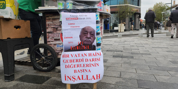 Seyyar tezgahına ‘Vatan haini geberdi’ yazısı asıp tatlı dağıttı