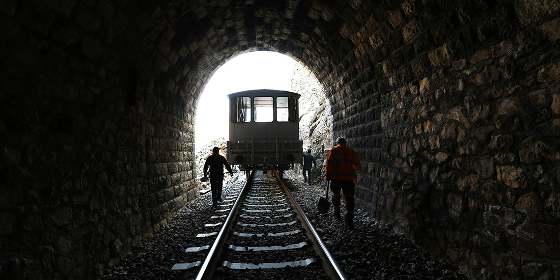 Sivaslı demir yolu çalışanının 2 fotoğrafı, uluslararası yarışmada oylanıyor