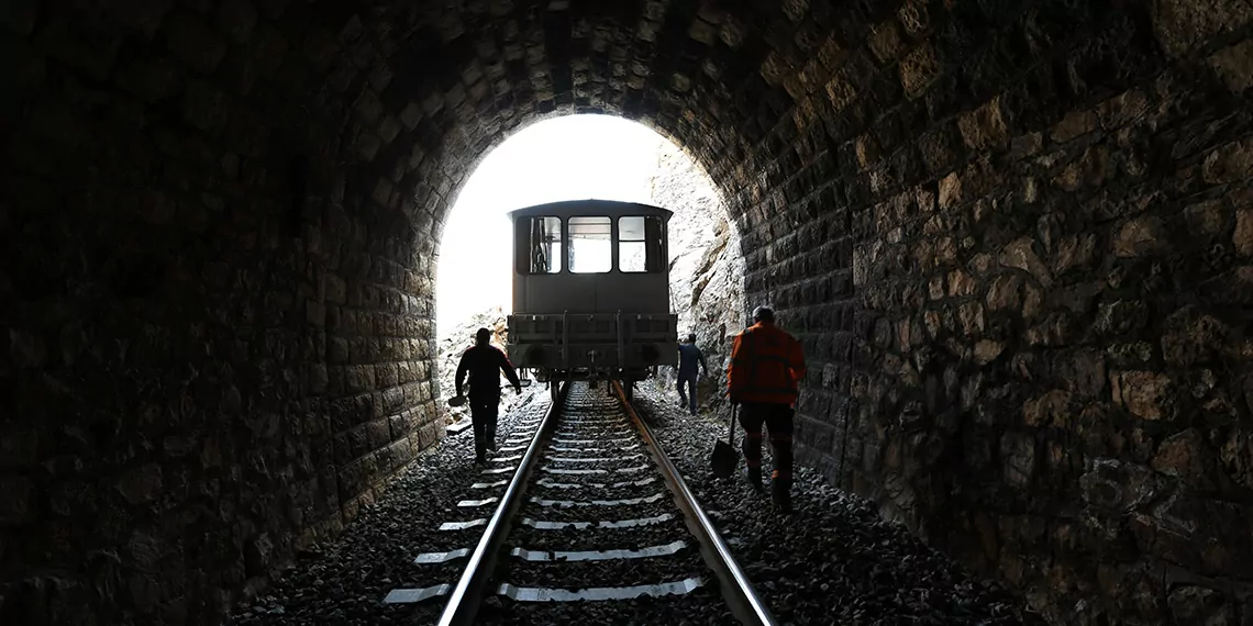 Sivaslı demir yolu çalışanının 2 fotoğrafı, uluslararası yarışmada oylanıyor