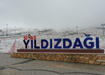 Sivas'ta Yıldız Dağı'na kar yağdı