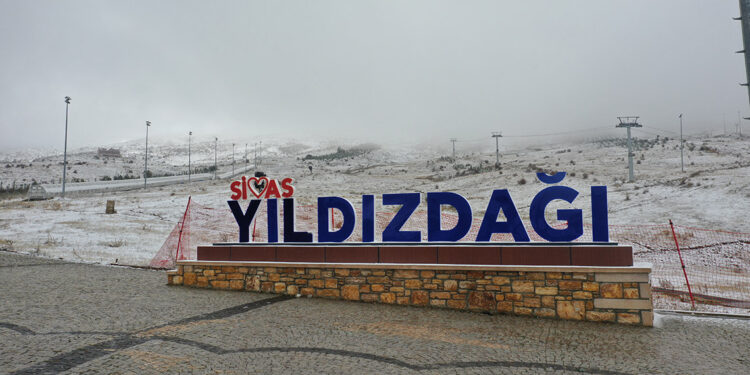 Sivas'ta Yıldız Dağı'na kar yağdı