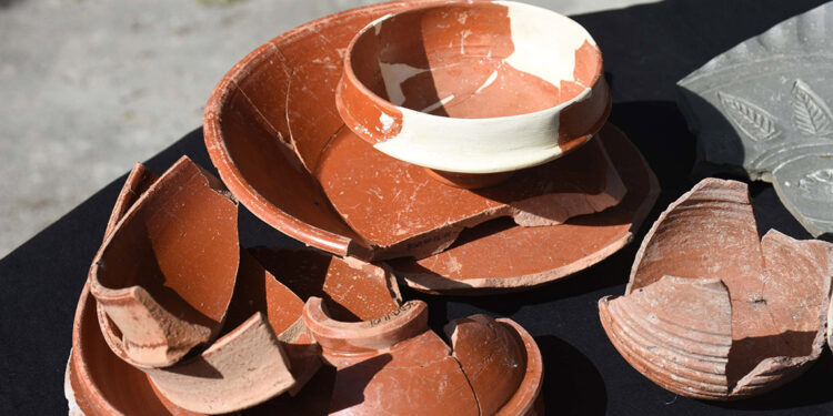 Smyrna Antik Kenti'nde Roma Dönemi'ne ait mutfak ve ev aletleri bulundu