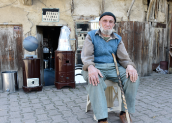'Sobacı dede', 61 yıllık mesleğini, 100 yıllık dükkanda sürdürüyor