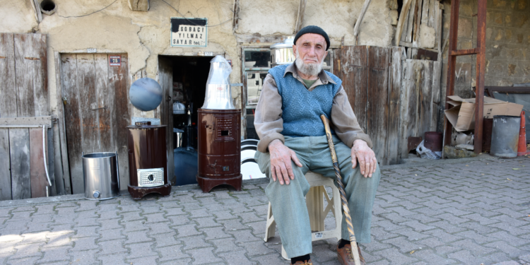 'Sobacı dede', 61 yıllık mesleğini, 100 yıllık dükkanda sürdürüyor
