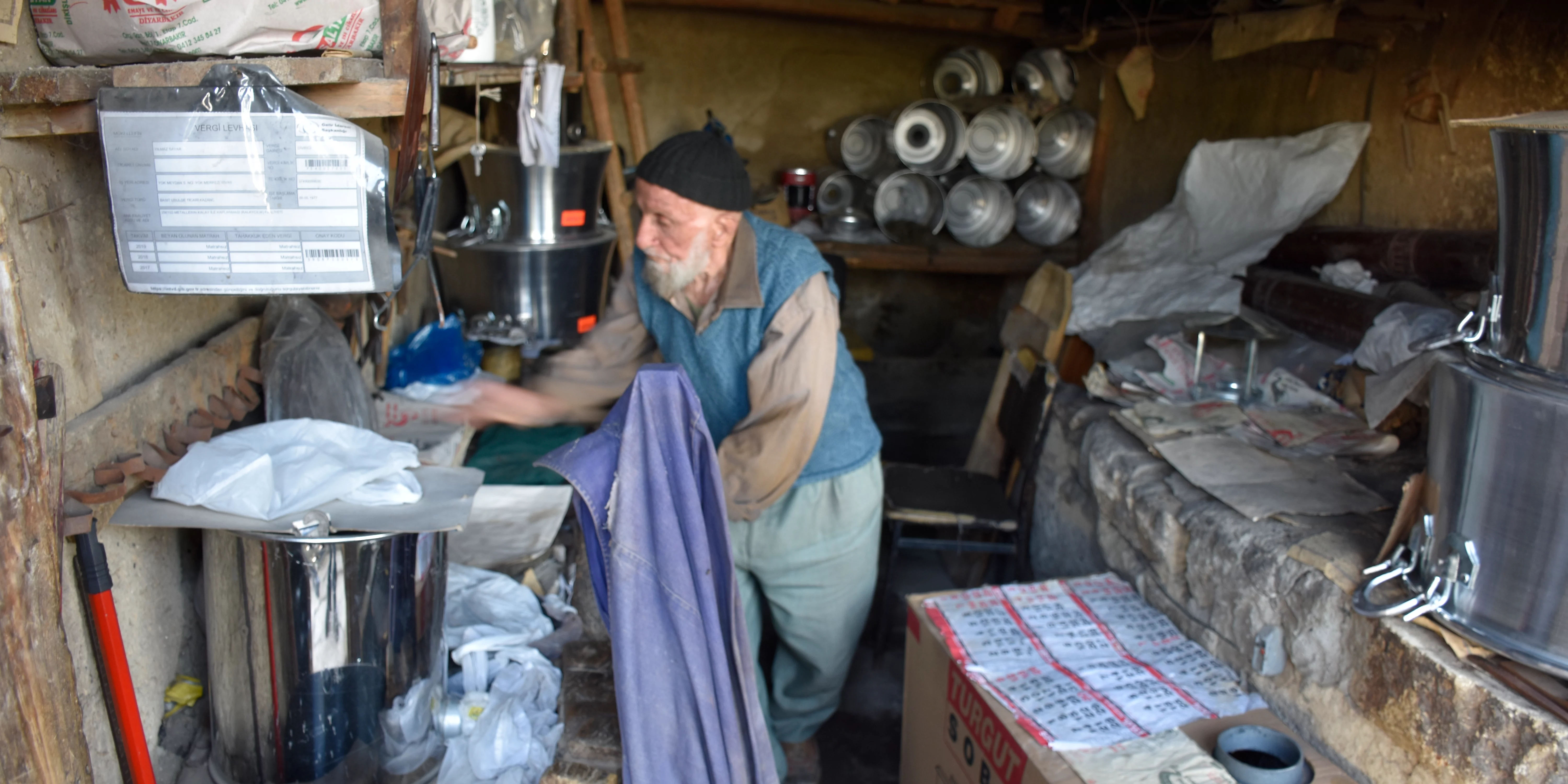 'sobacı dede', 61 yıllık mesleğini, 100 yıllık dükkanda sürdürüyor