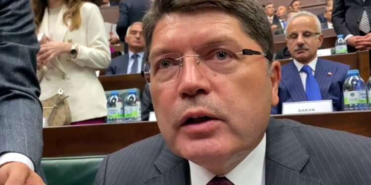 Sosyal medya şirketlerinin hukuk sistemine saygı göstermesi lazım