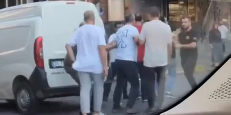 Sultangazi ve Gaziosmanpaşa’da tekmeli sopalı kavgalar kamerada